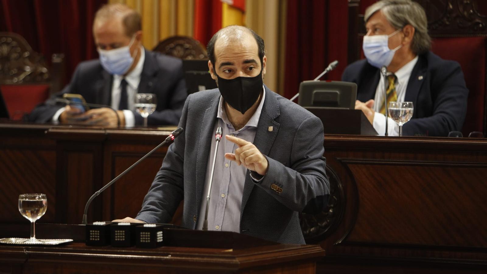 El portaveu d'Unides Podem al Parlament, Alejandro López, aquest dimecres a la Cambra.