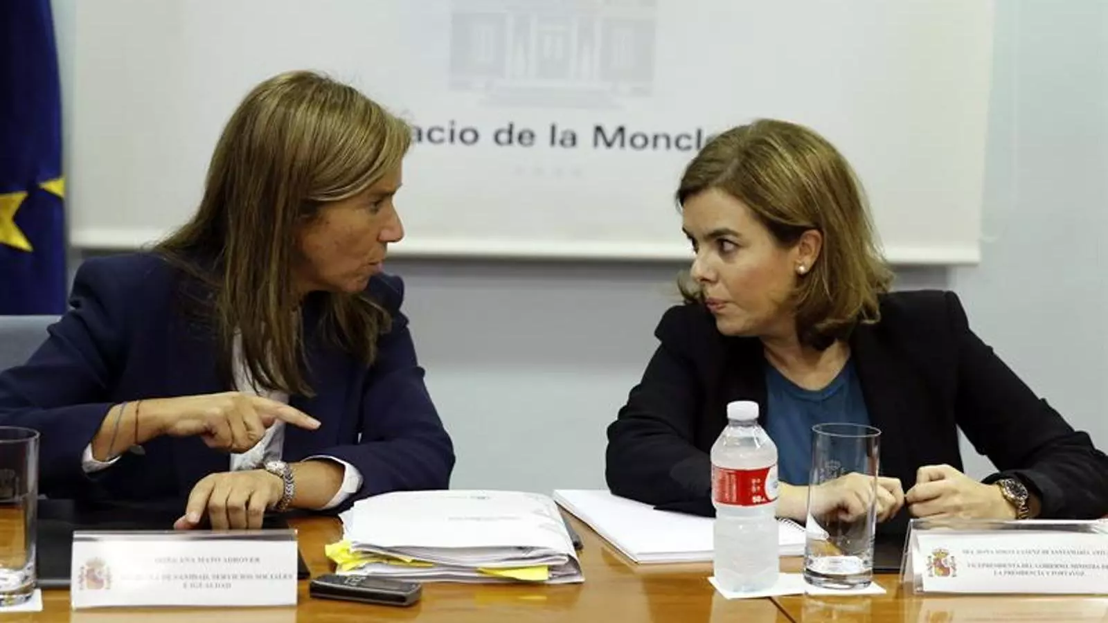 Soraya Sáenz de Santamaría i Ana Mato durant la constitució del comitè especial divendres. EFE
