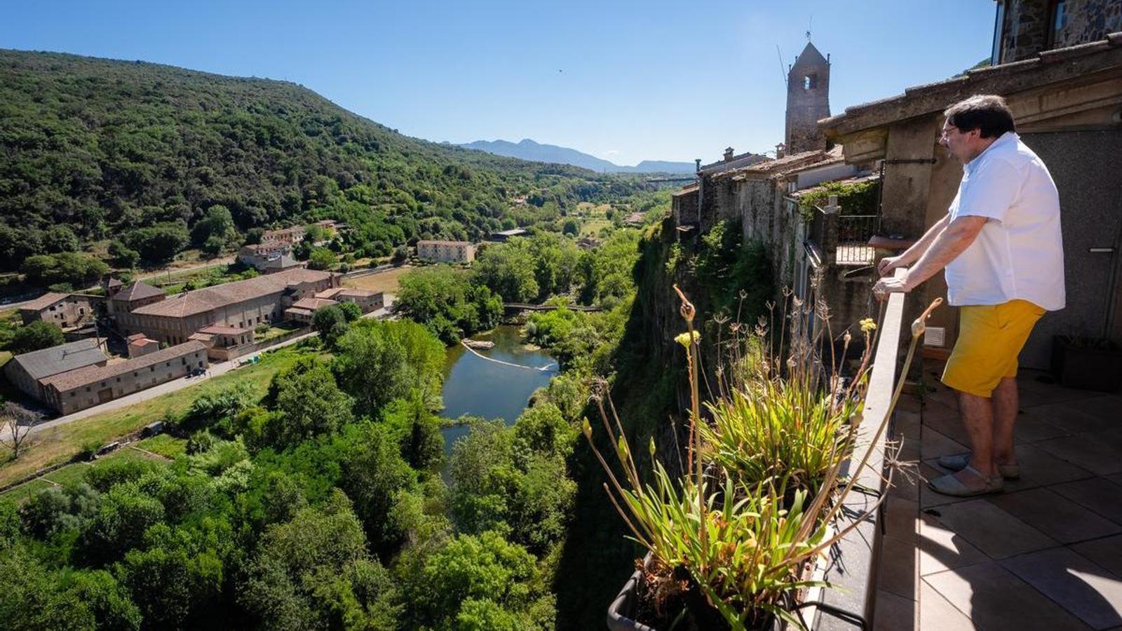 El balcón de la casa de Salvador Ros, con una caída libre de 40 metros a los pies, en Castellfollit de la Roca.