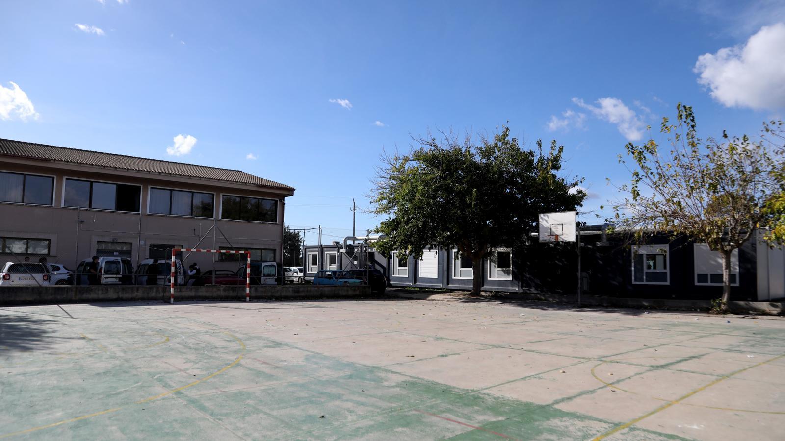 The courtyard of the IES Son Pacs, with portable classrooms in the courtyard