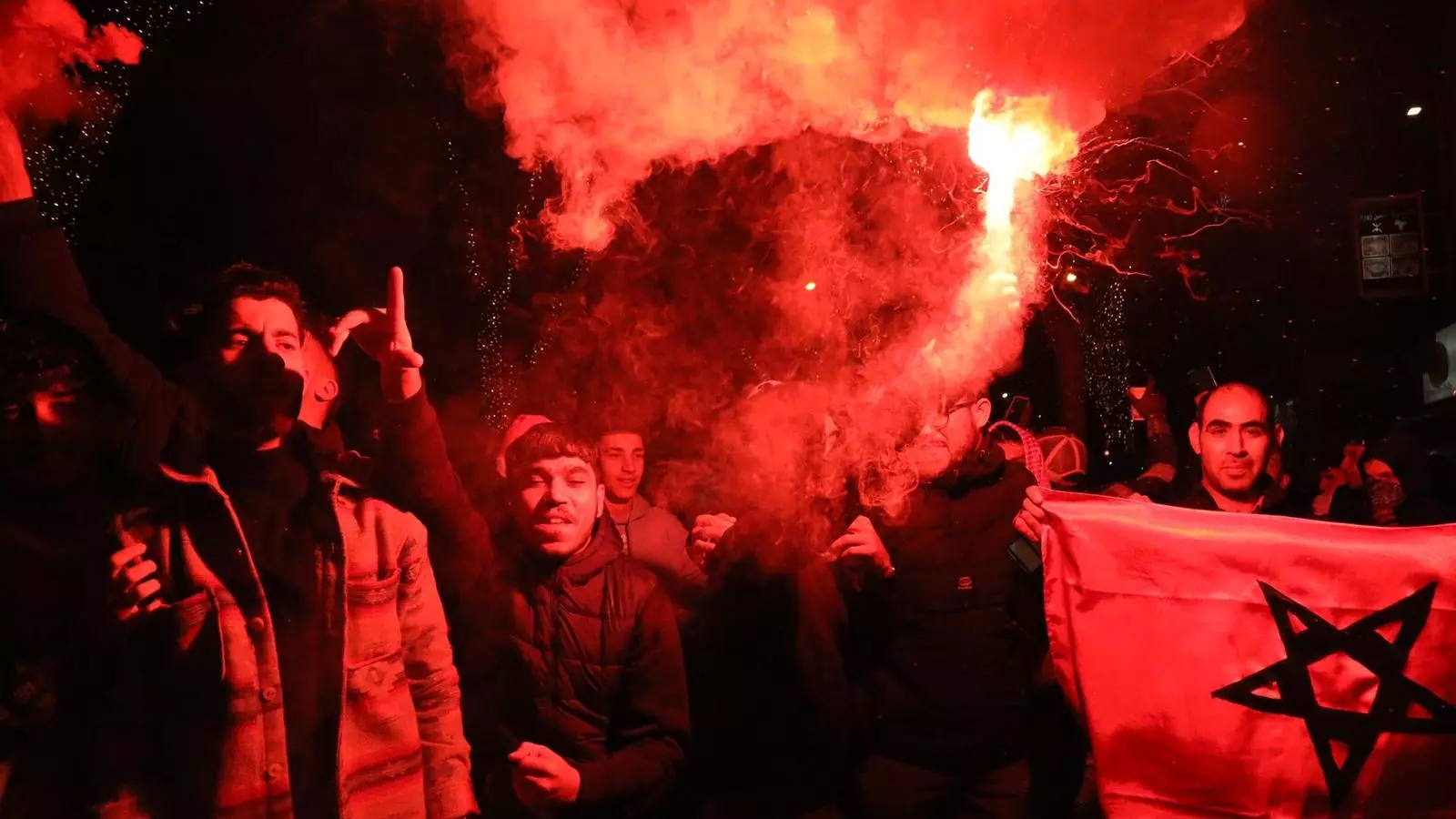 Diversos aficionats canten davall una bengala