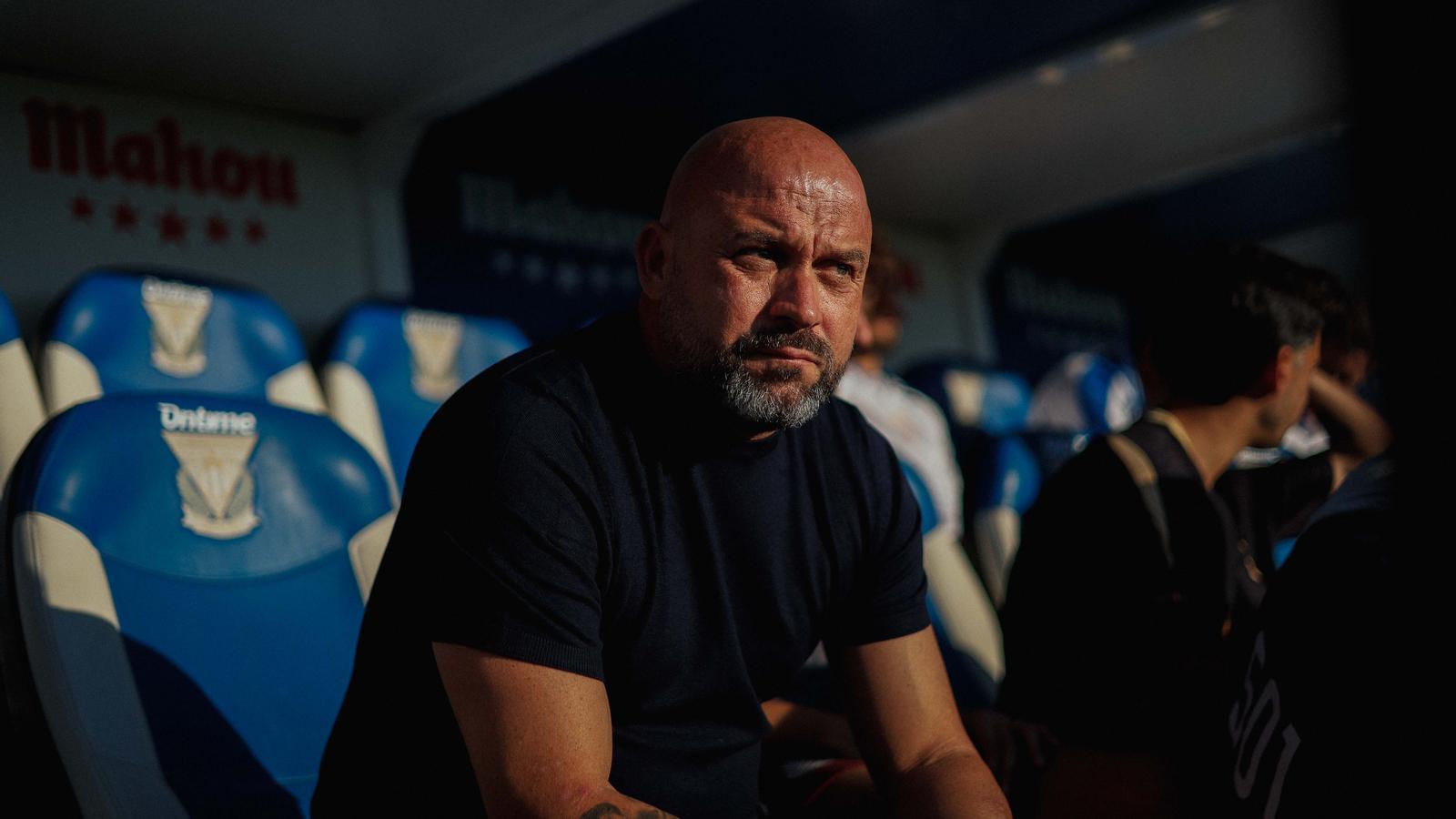 Manolo González on the bench of the Leganés field.