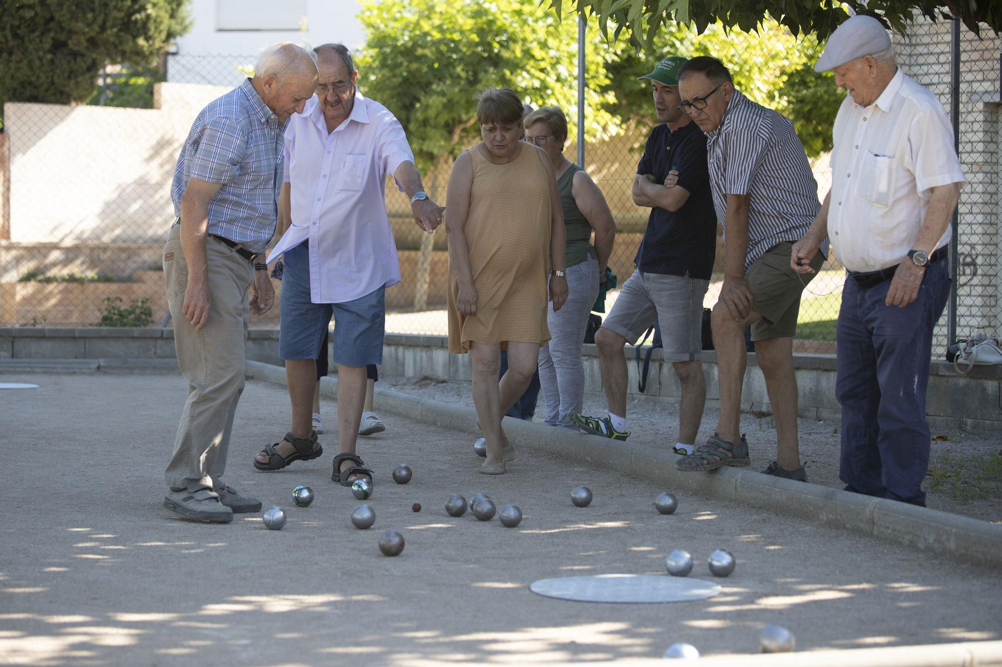Veïns d'Ascó juguen a petanca al poble.