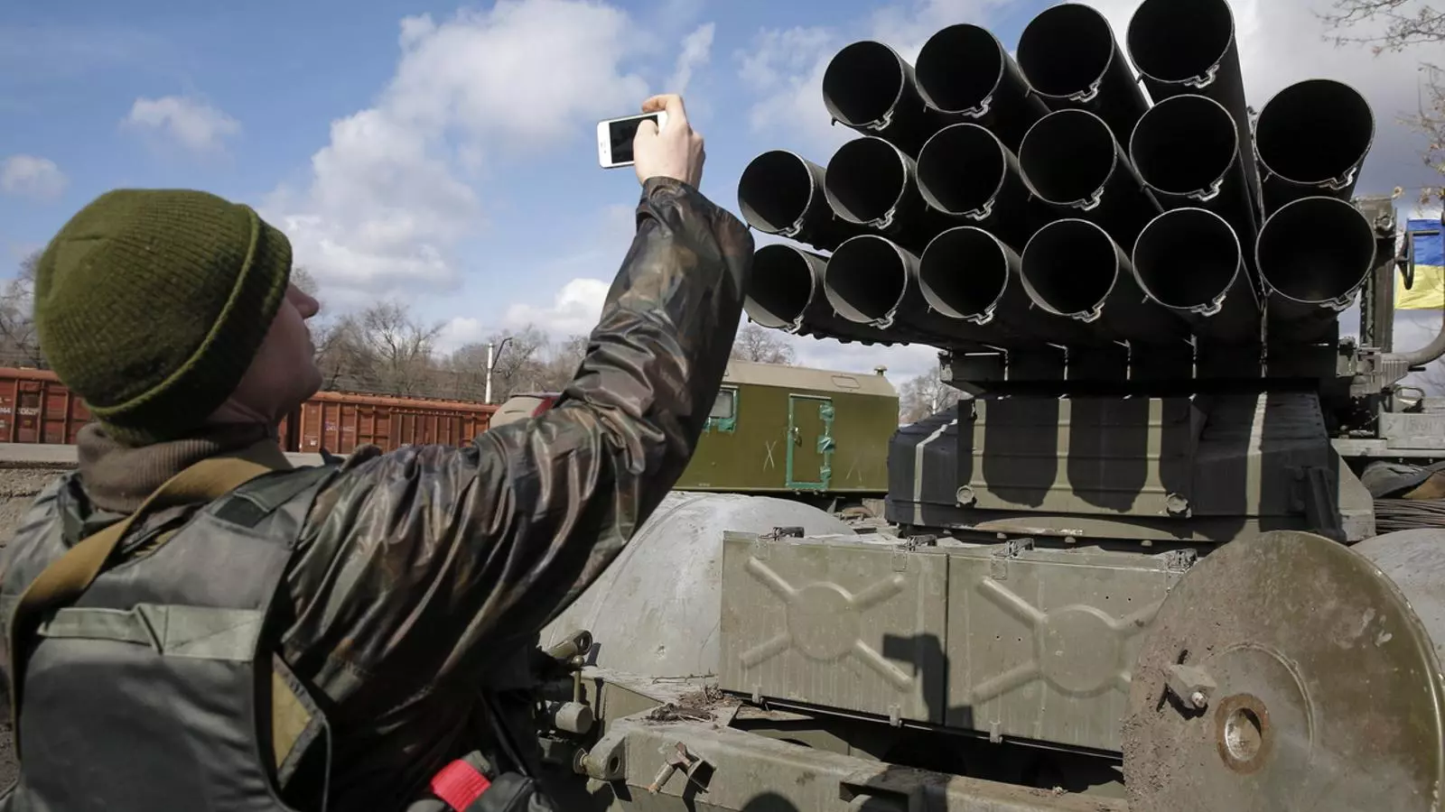 Un soldat ucraïnès abans de la retirada de l'armament pesat / EFE