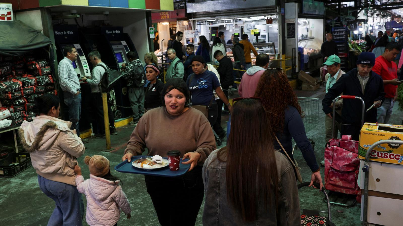 Genesis Echeto, holding a silver in the image, is part of the Venezuelan diaspora living in Chile who feel threatened by Kast's plans on immigration matters.