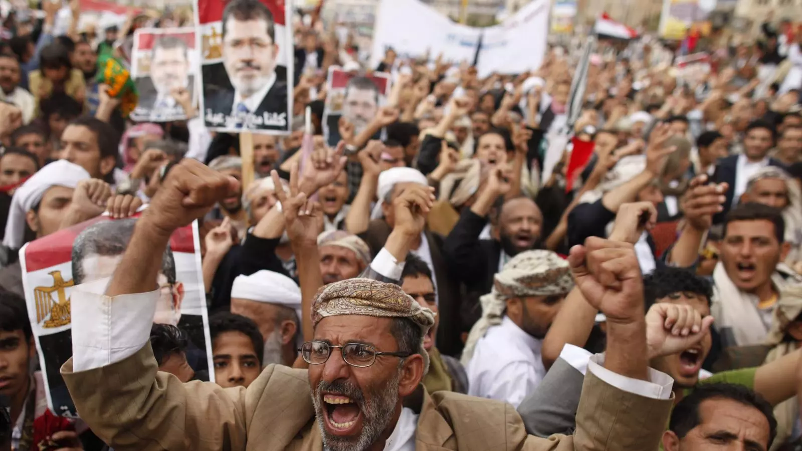 Els islamistes surten en massa als carrers d'Egipte per protestar contra la massacre de l'exèrcit / REUTERS