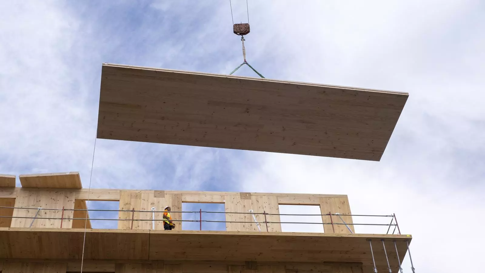 Un edifici en construcció a Cornellà