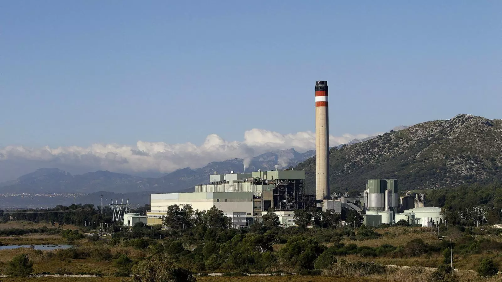 Tanca el Murterar L’inici del desmantellament del Murterar ja té data definitiva: serà aquest dilluns 30 de desembre a les 10 h del matí. En concret, es desmantellaran els dos primers grups de la central d’Alcúdia, on treballen 140 empleats d’Endesa i 160 de subcontractes. El Murterar és la instal·lació més contaminant de les Balears. De fet, l’informe Last Gasp, d’àmbit europeu, la va incloure l’any passat a la llista negra de centrals contaminants del continent.