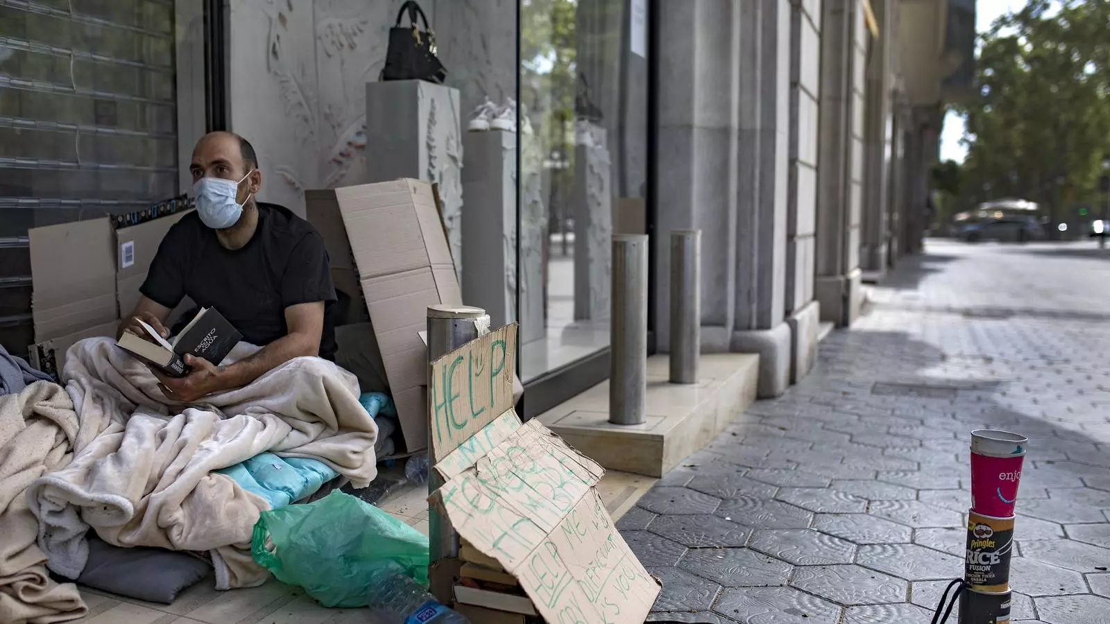 Un sense llar amb mascareta, aquest dimecres al passeig de Gràcia de Barcelona