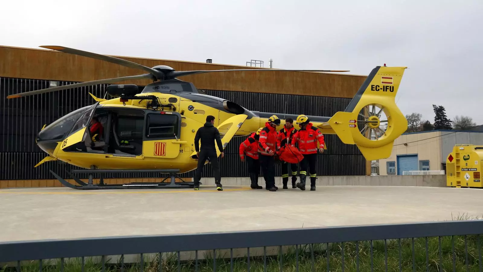 Efectius dels Bombers traslladant el cos sense vida de l'excursionista desapareguda