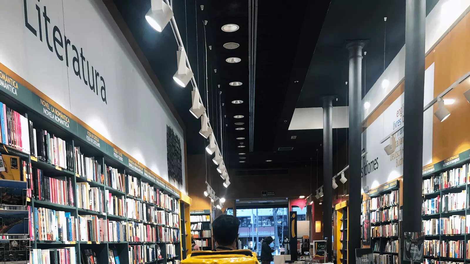 Un repartidor de Glovo a una llibreria de La Casa del Libro.