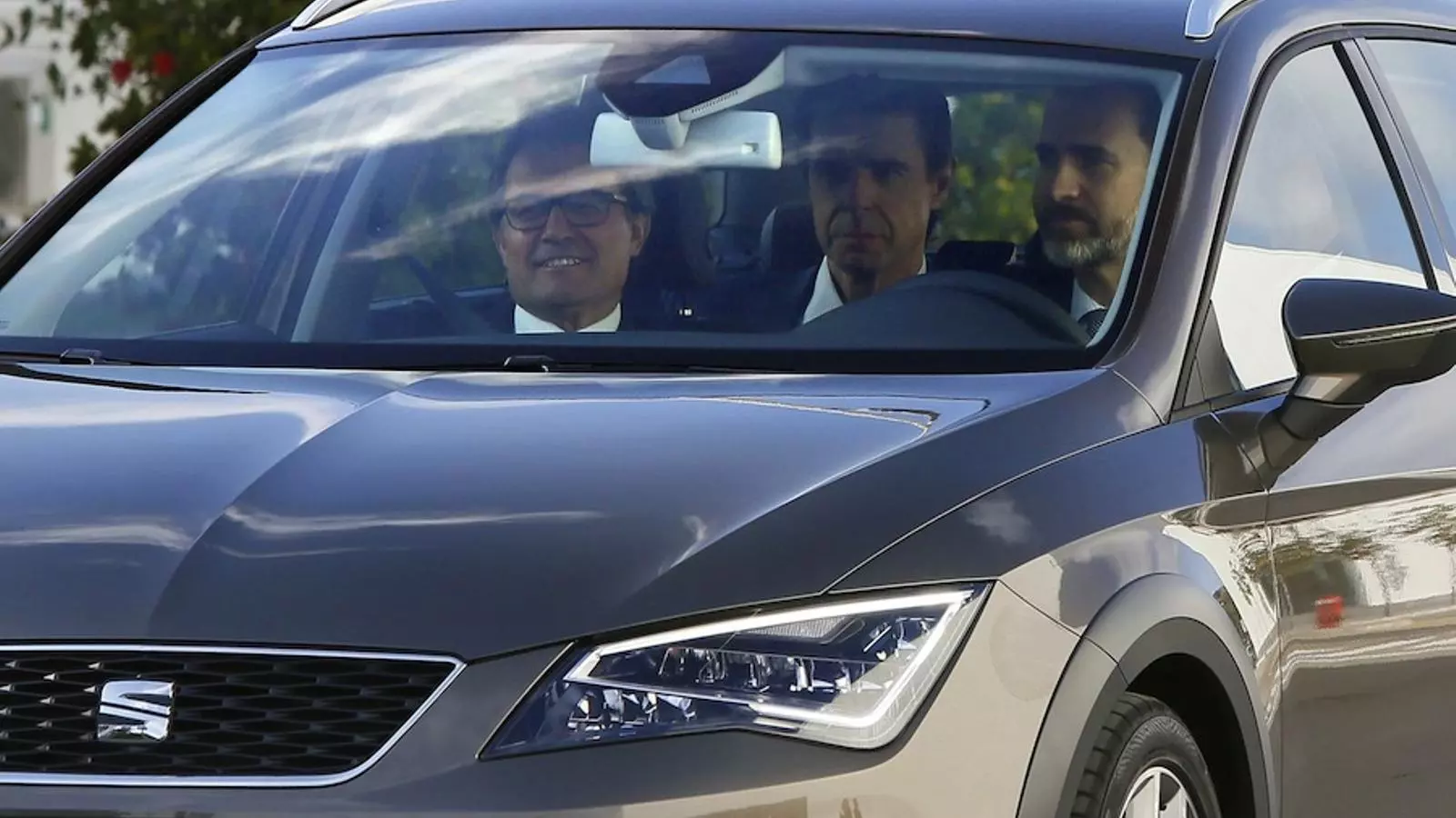 El rei Felip i Artur Mas durant la visita a la fàbrica de Seat, a Martorell. EFE