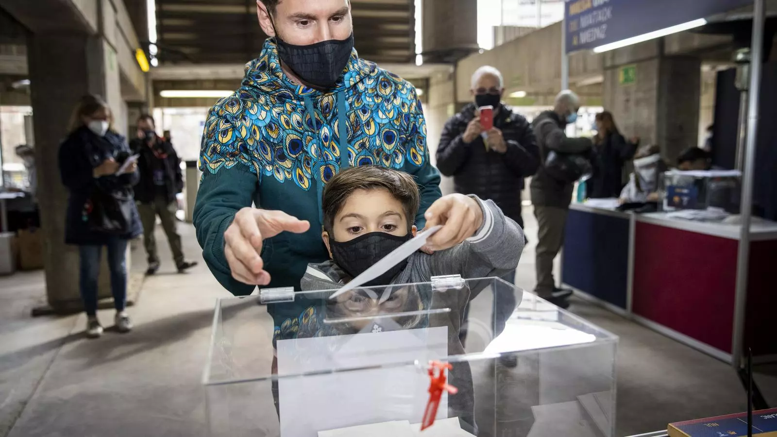 Leo Messi vota amb el seu fill gran, Thiago.