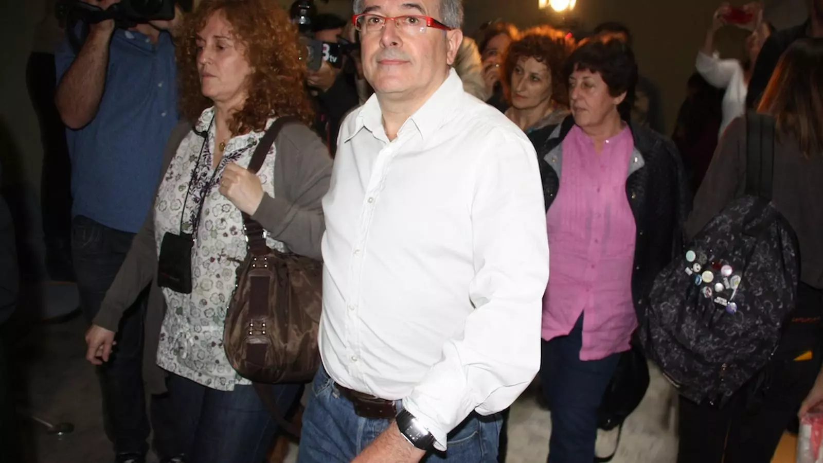 L'exconseller Jordi Ausàs arribant a l'Audiència de Lleida, acompanyat de la seva dona / ACN