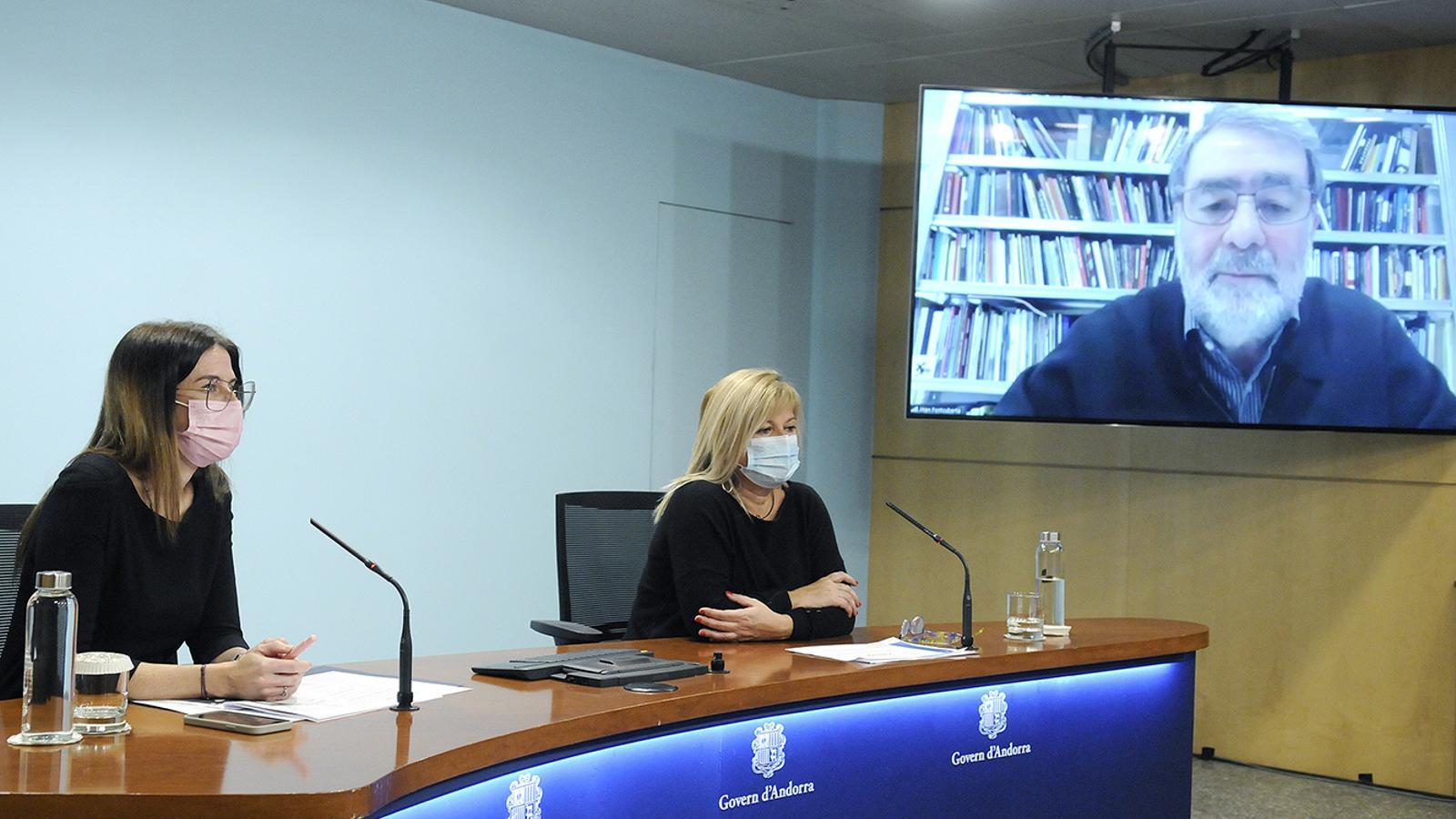 La ministra de Cultura i Esports, Sílvia Riva i la directora del depaortament de Promoció Cultural, Montserrat Planelles, presenten la mostra de Joan Fontcuberta que ha intervingut telemàticament. / SFG