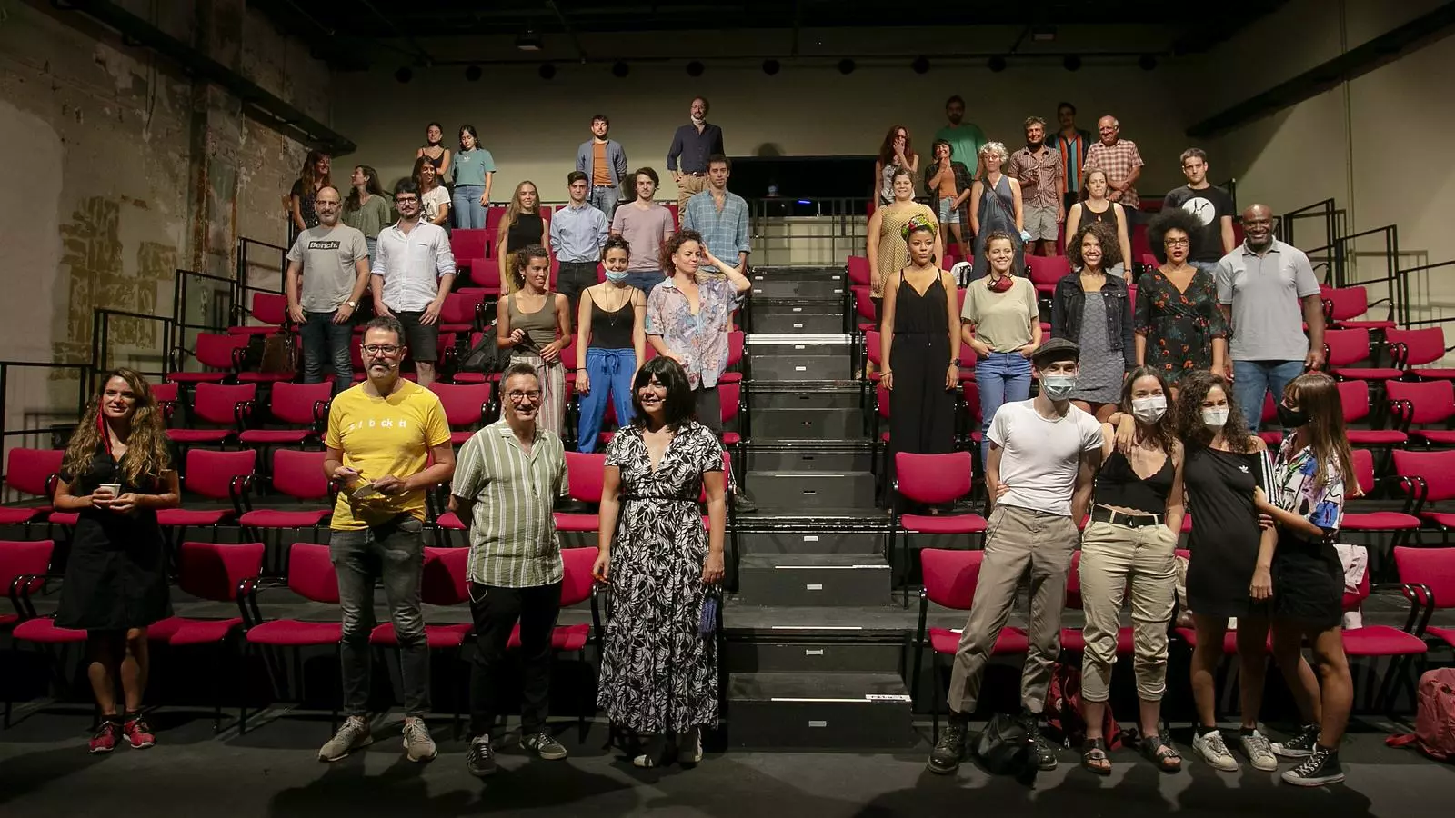 Foto de família durant la presentació de les activitats, espectacles i temes que abordarà la Sala Beckett la temporada 2020-21