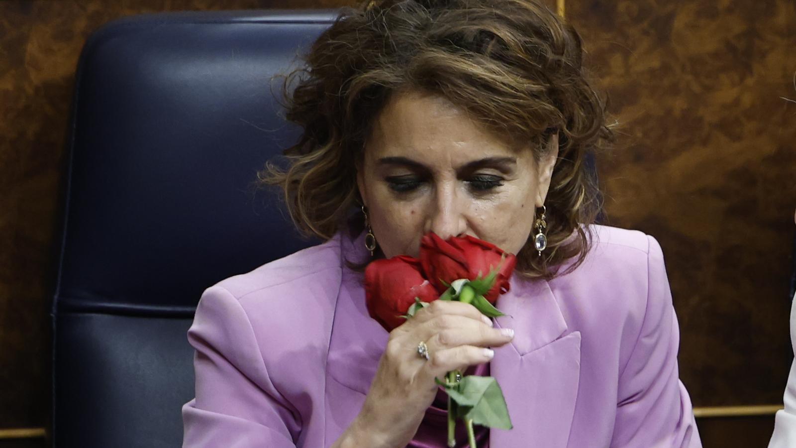 María Jesús Montero olora unes roses des del seu escó al Congrés, en l'últim dia com a vicepresidenta del govern espanyol