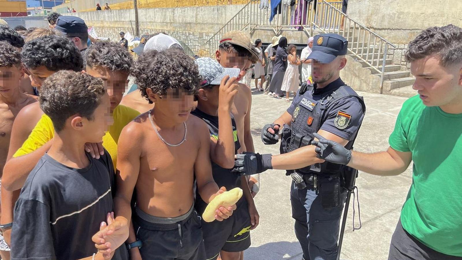 The NGO Luna Blanca distributes food among migrant minors in Ceuta, on August 7.