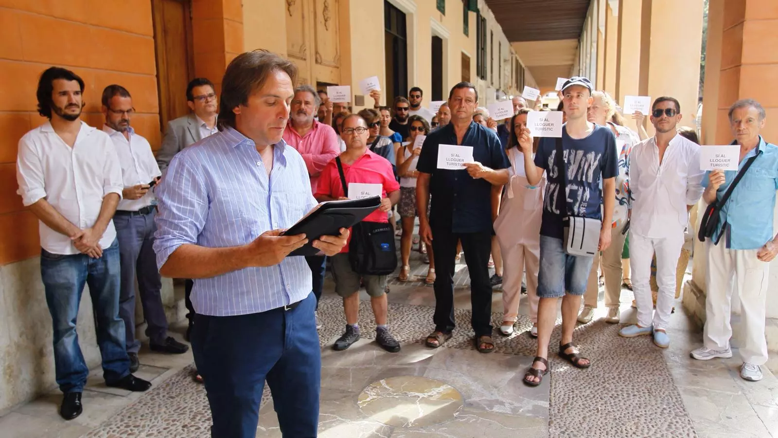 El president d'Aptur, Joan Miralles, llegint el manifest a favor del lloguer turístc, aquest dimarts, al Parlament.