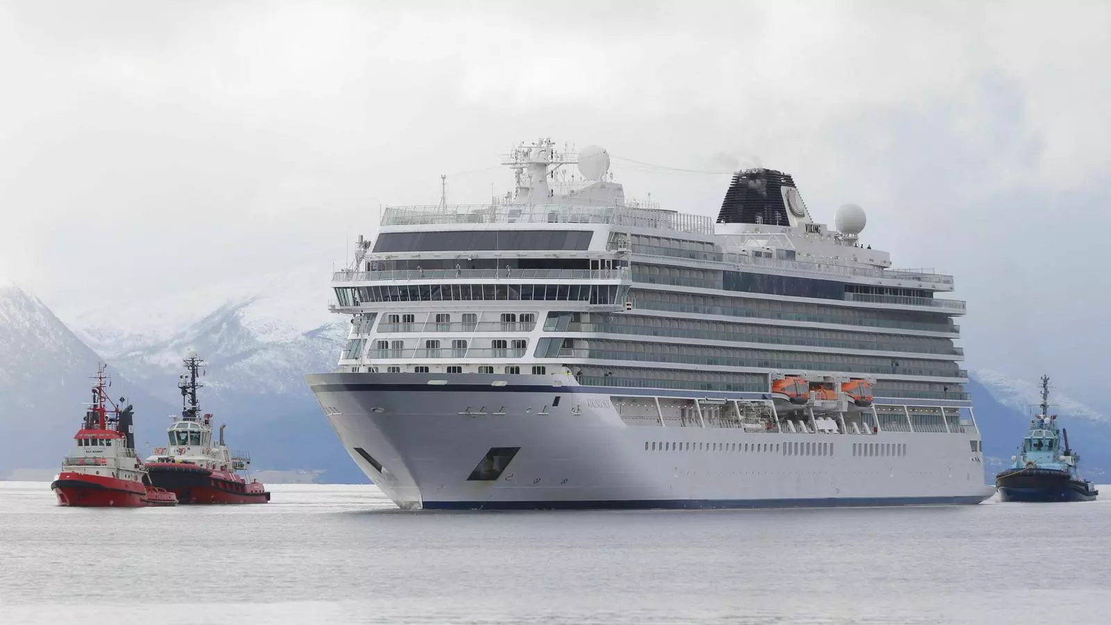 El 'Viking Sky' arriba al port de Moldes, a Noruega.