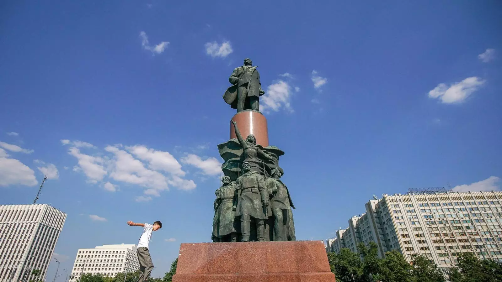 Un chico patinando alrededor de una estatua de Lenin, en Moscú.