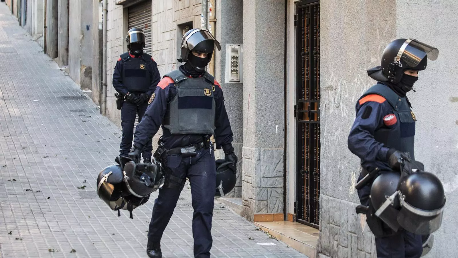 Operació dels mossos contra prostituïdors de dones al barri de la Salut, a Badalona.