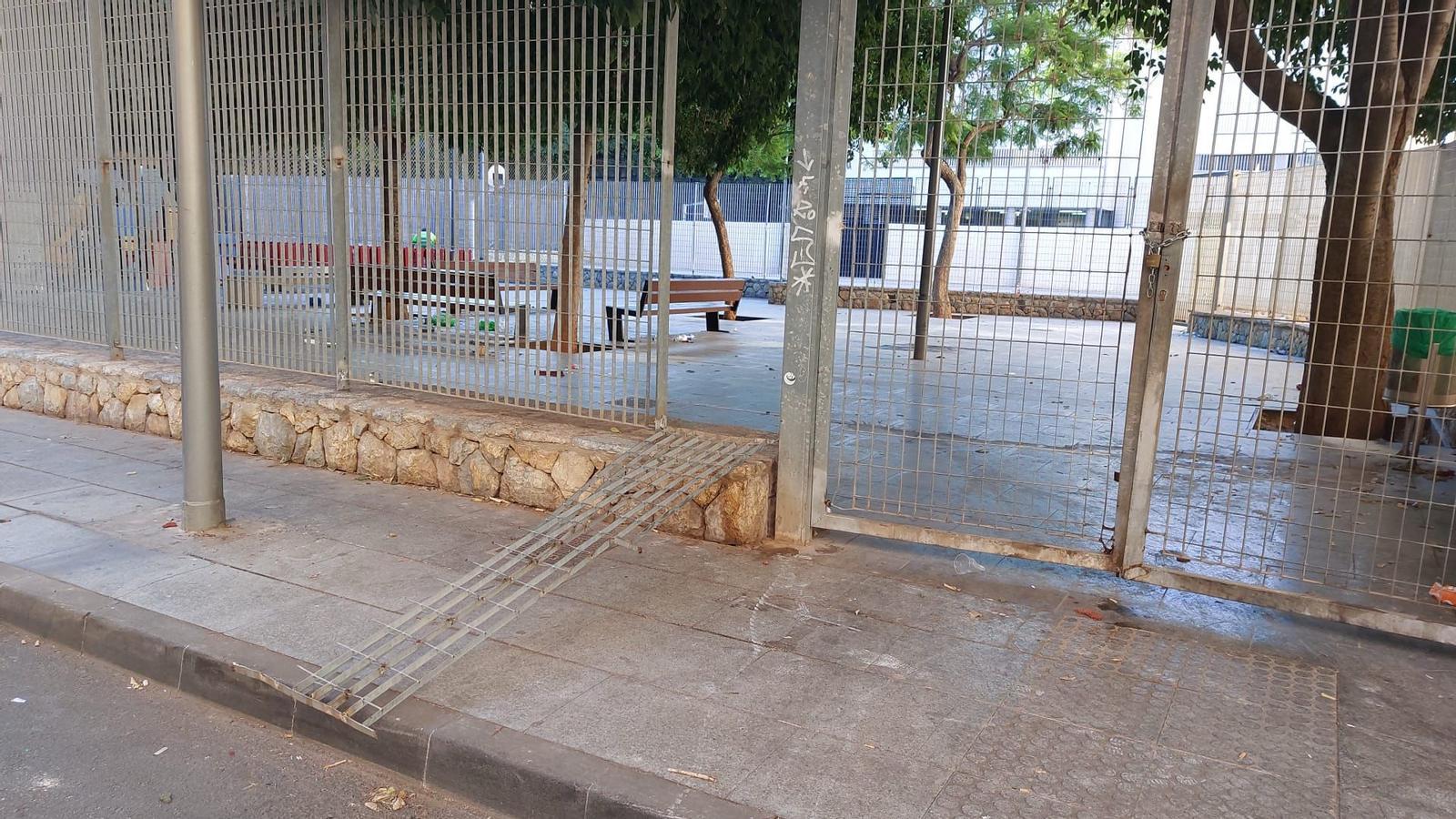 The broken barrier to access the park and do bottle drinking