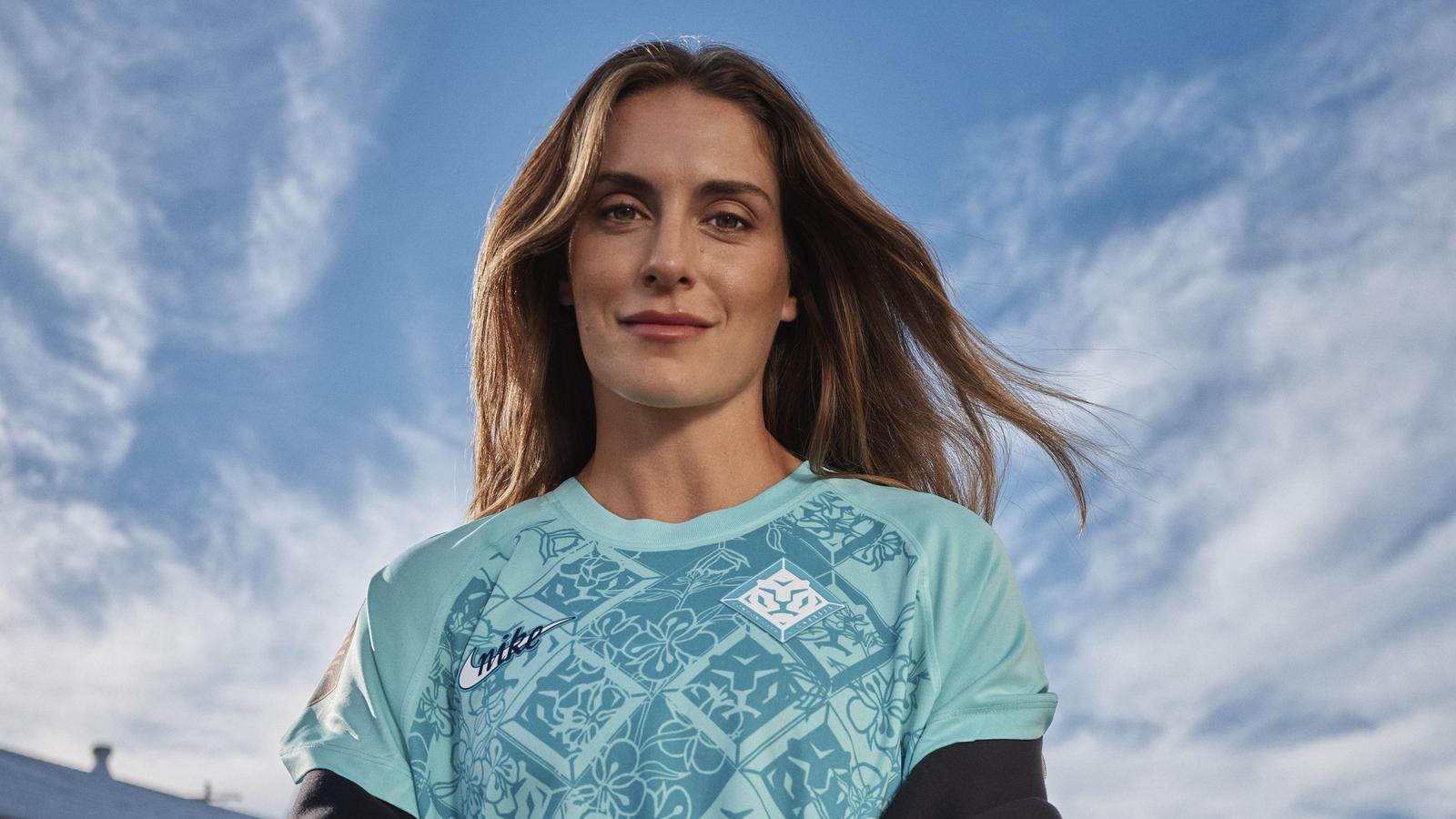 Alexia Putellas with the new London City Lionesses jersey