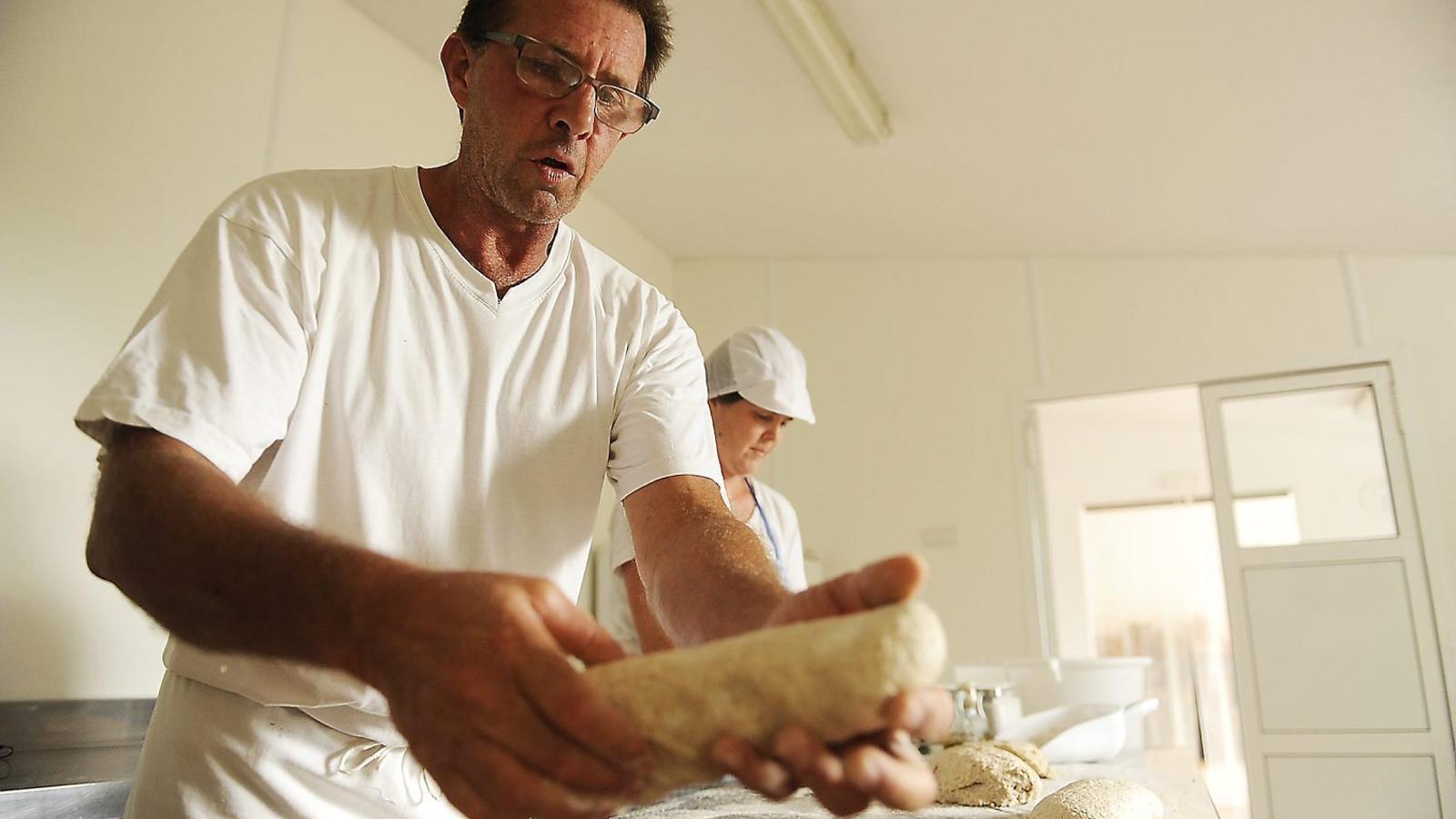 Toni Moll i Carme Pons a l’explotació agrària on elaboren pa a partir de la recuperació d’un blat antic de Menorca.