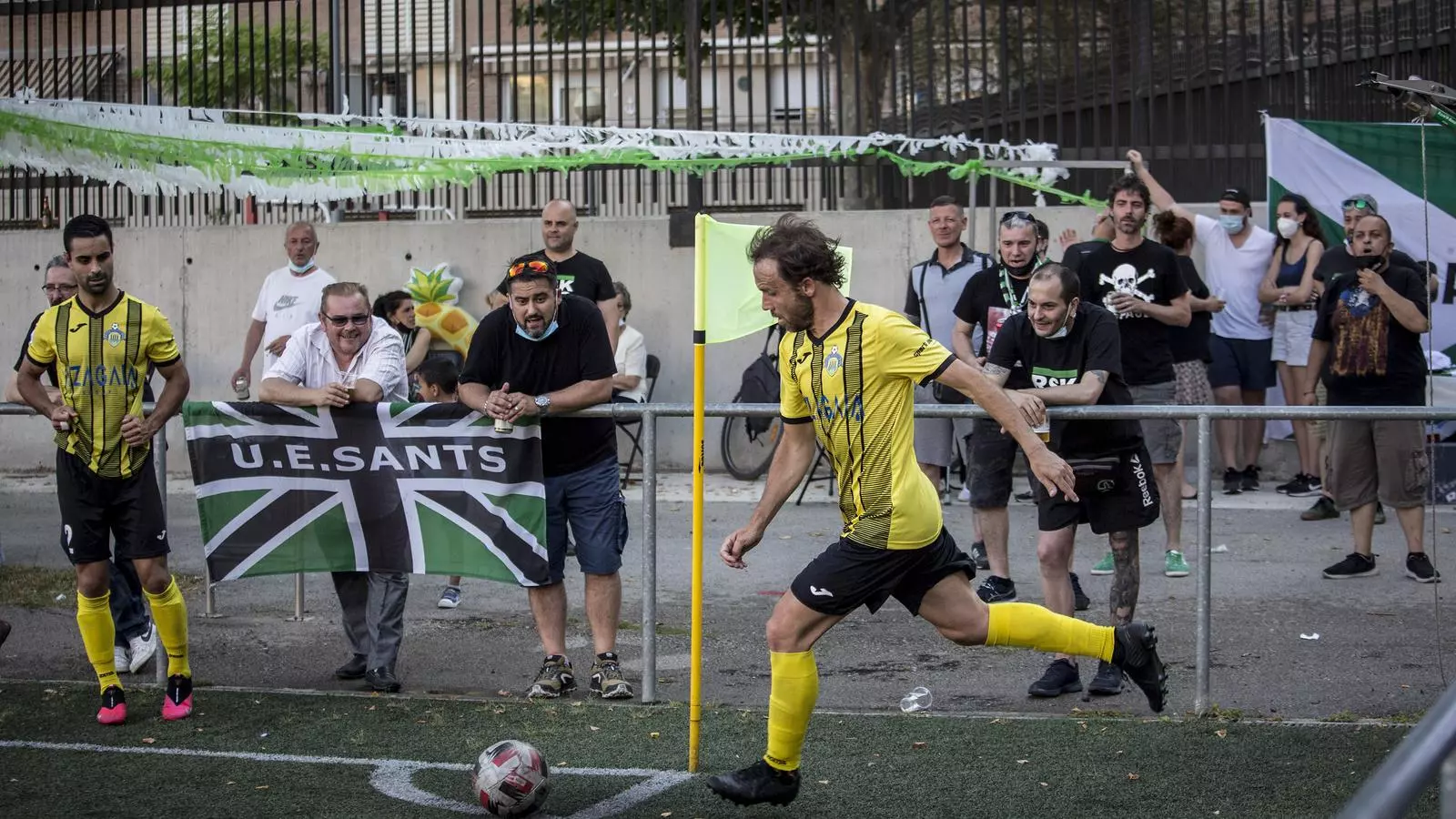 Joan Verdú durant el partit UE Sants CF Montañesa, Camp de futbol Energia de Badalona