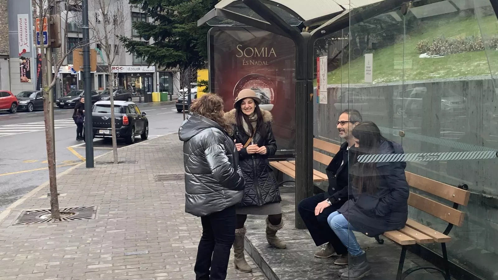 Els candidats d'Objectiu Comú en una parada d'autobús a Canillo. / OBJECTIU COMÚ