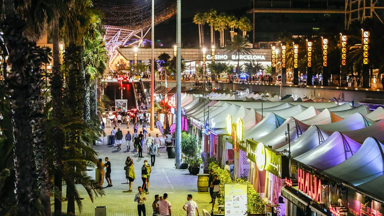 Els locals d’oci del Port Olímpic oberts de nit en una imatge d’arxiu.