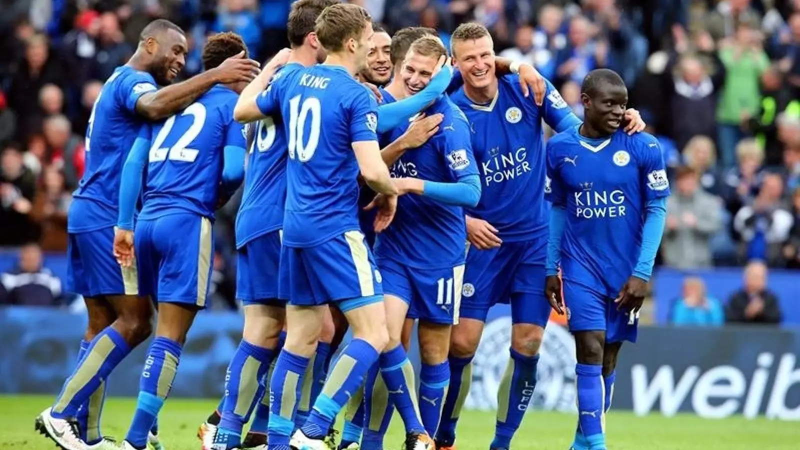 Els jugadors del Leicester celebren un gol en l'últim partit de lliga