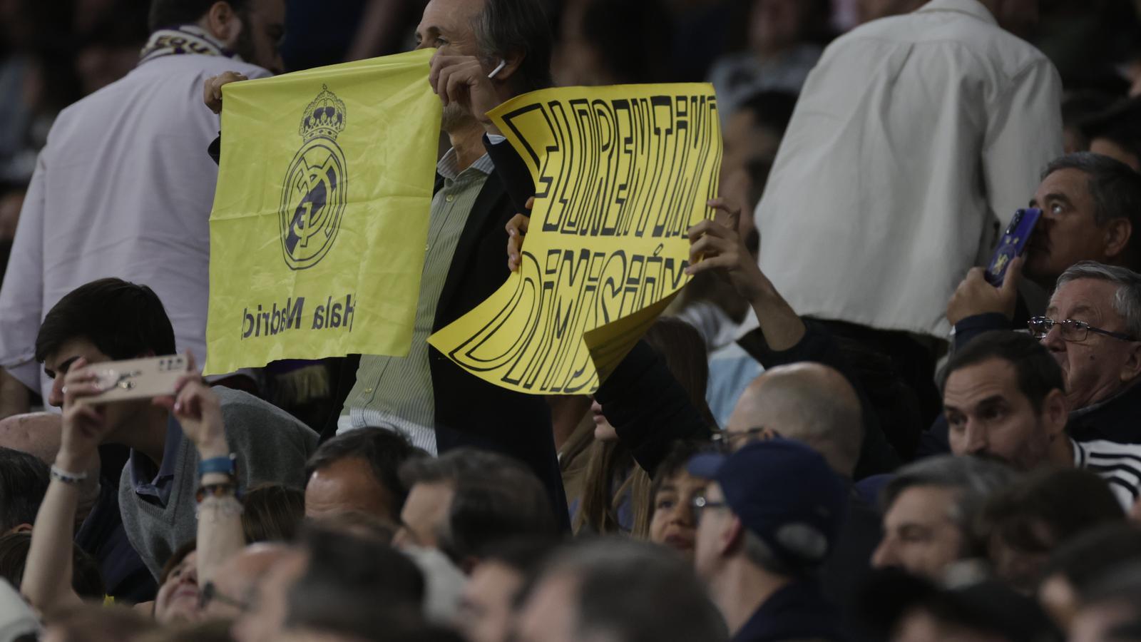 Un aficionado madridista con una pancarta pidiendo la dimisión de Florentino