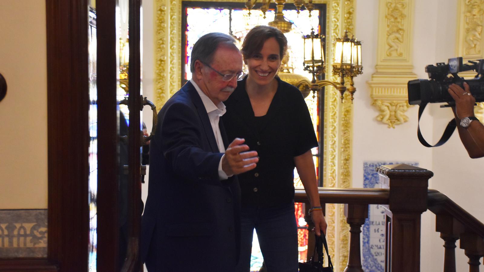 La ministra de Sanidad, Mónica García, recibida por el presidente de Ceuta, Juan Jesús Vivas, este domingo.