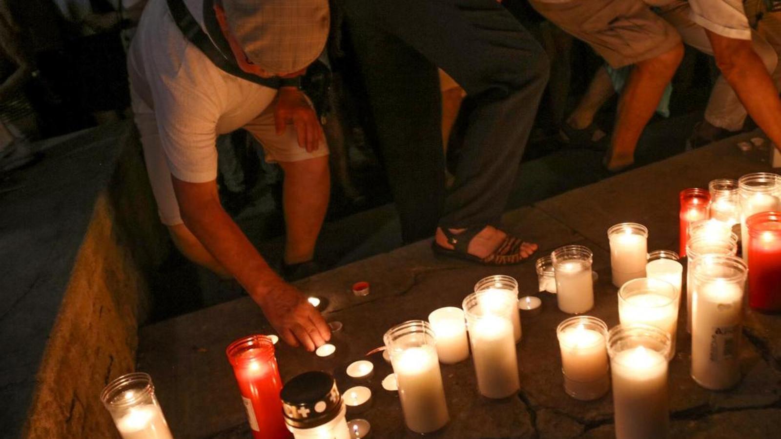 The neighbors deposited the candles near the place of the homicide.