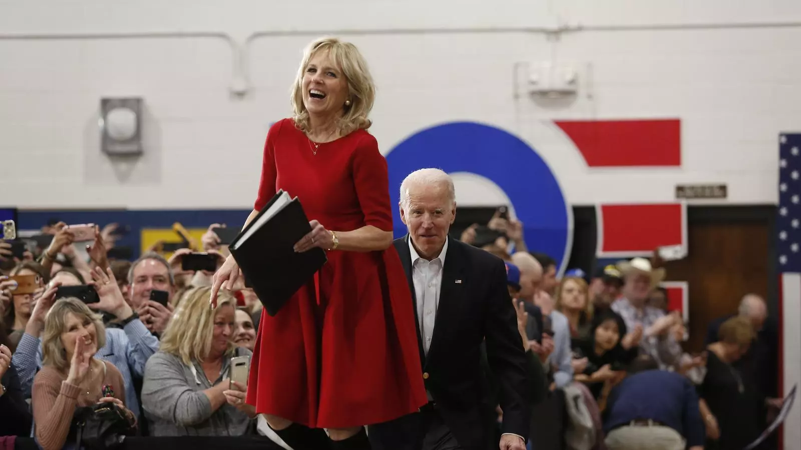 La primera dama, Jill Biden, seguida les seu marit, el residents dels Estats Units, Joe Biden