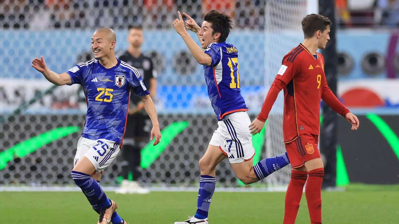 Tanaka celebra el segon gol del Japó
