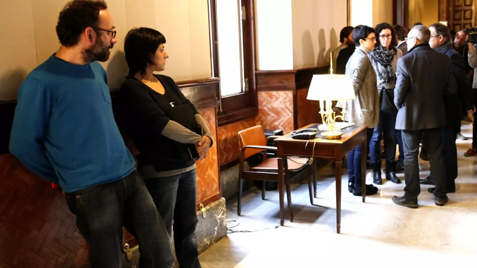 Els diputats de la CUP Anna Gabriel i Benet Salellas, en primer terme, abans de començar la reunió de la mesa del Parlament / FRANCESC MELCION