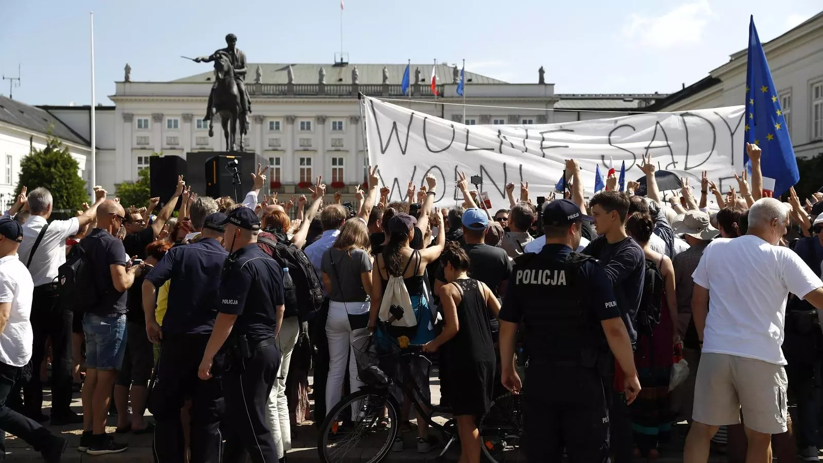 Un grup de polonesos protesta davant del palau presidencial, a Varsòvia