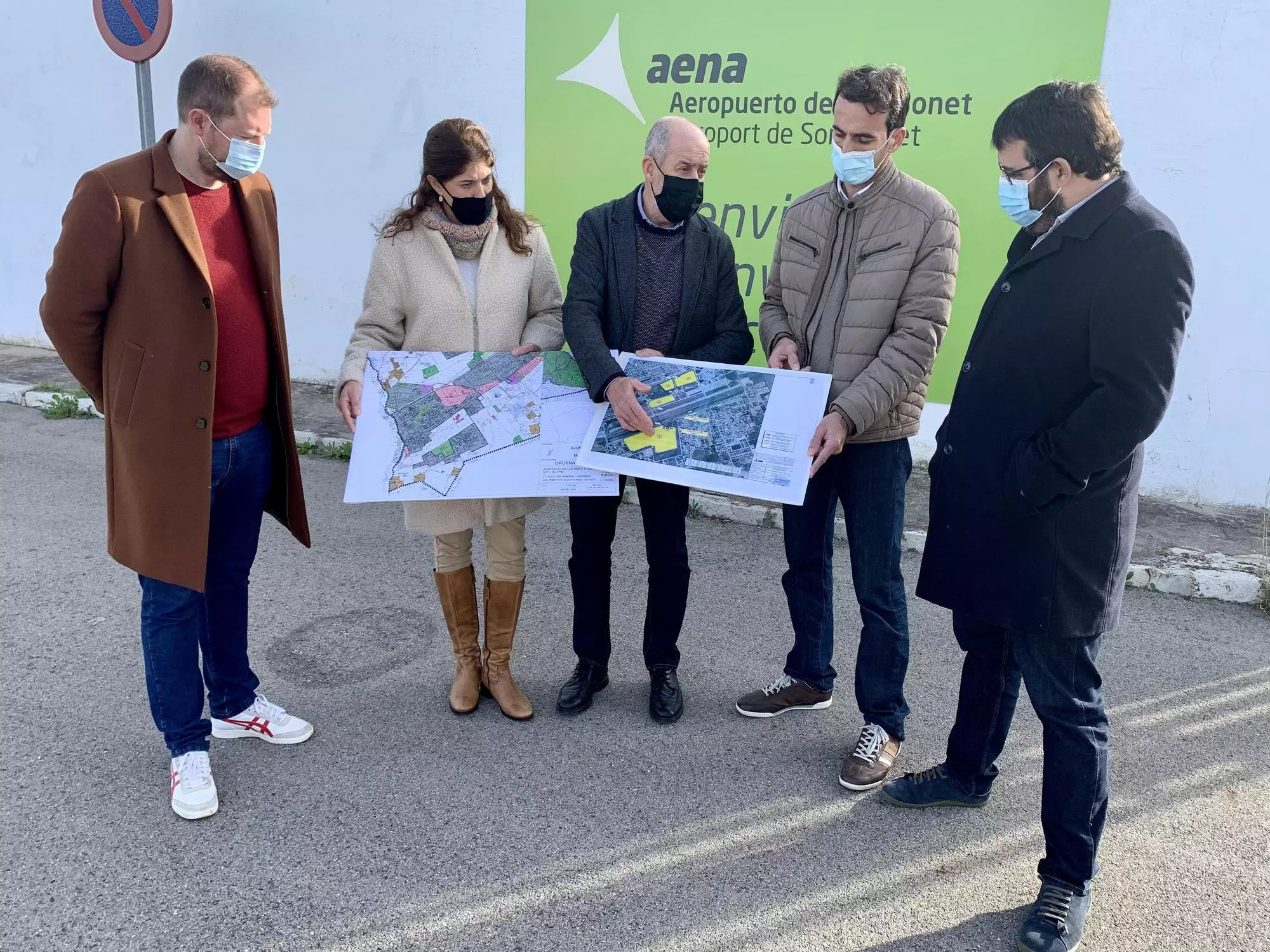 Al centre el portaveu de MÉS per Marratxí, Joan Francesc Canyelles, en companyia d'altres membres de la formació; a la dreta, el senador Vicenç Vidal