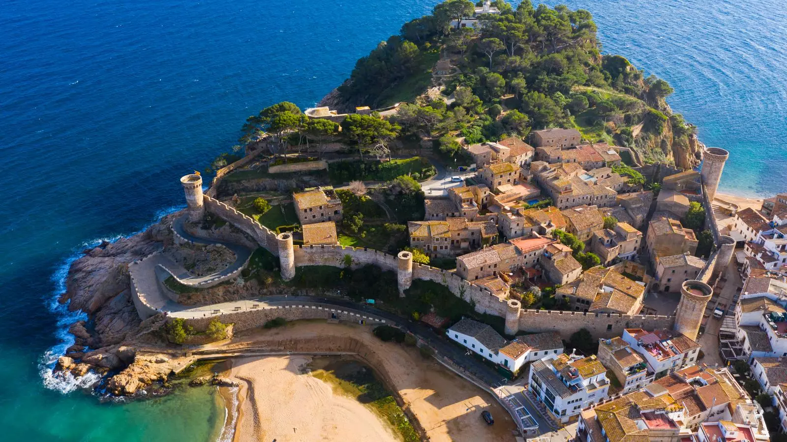 Rafael Benet va saber retratar molt bé el contrast de colors entre els boscos, el mar i les cases de Tossa de Mar, vila que va condicionar la seva trajectòria