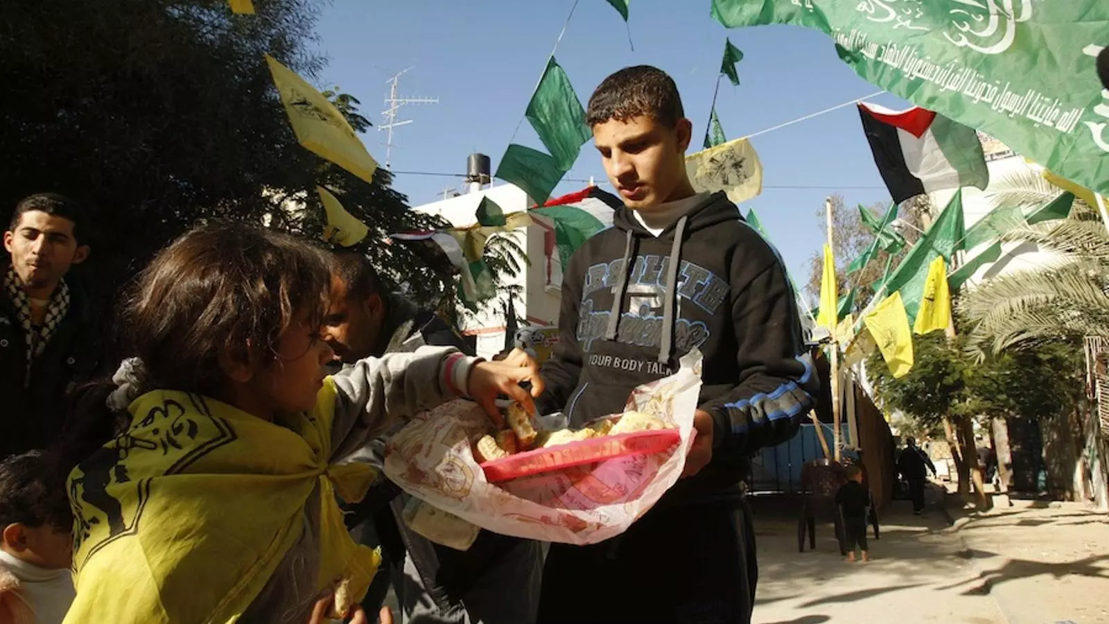 Un palestí reparteix caramels per celebrar l'intercanvi a Khan Yunis, al sud de Gaza / REUTERS