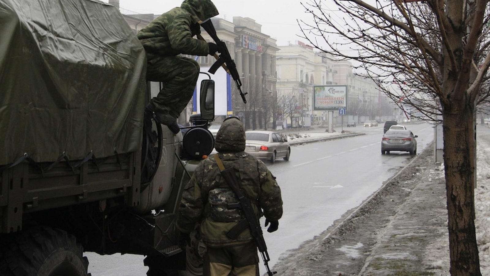 Rebels prorussos a la ciutat de Donestk, a l'est d'Ucraïna. / Reuters