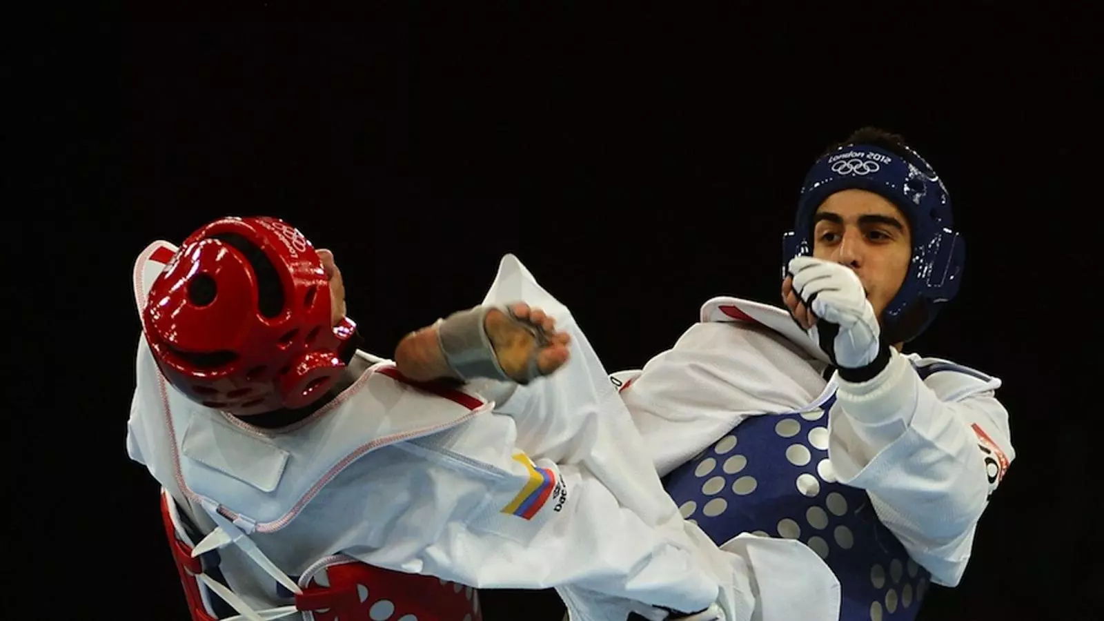 Joel González fa un atac al cap del colombià Óscar Muñoz