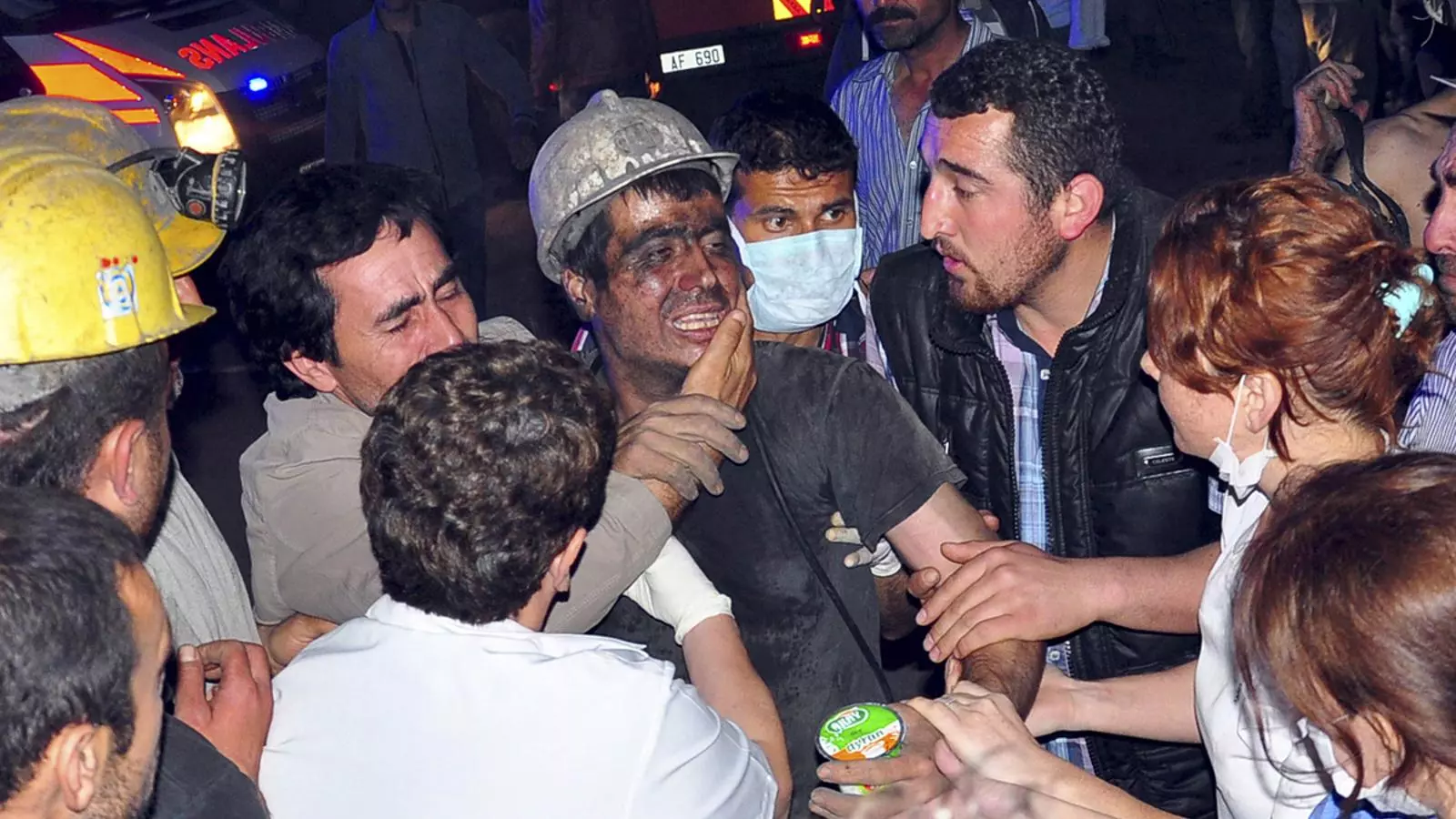Un miner envoltat de familiars, metges i altres miners plora després de ser rescatat d'una mina de carbó en la qual estava atrapat, a Turquia. REUTERS / Yilmaz Saripinar