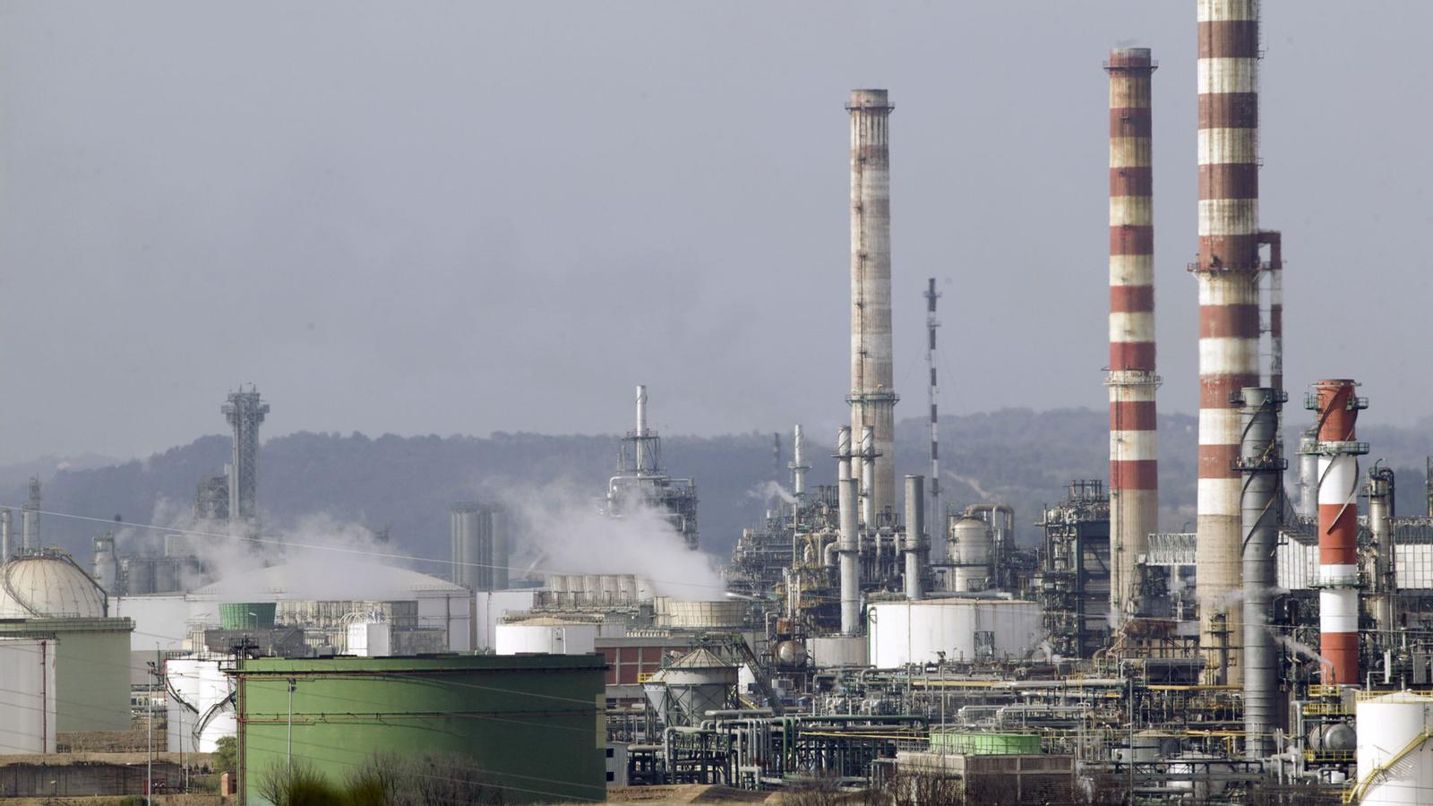 Instal·lacions de Repsol a la Pobla de Mafumet. El vessament es va produir a la refineria de la companyia.