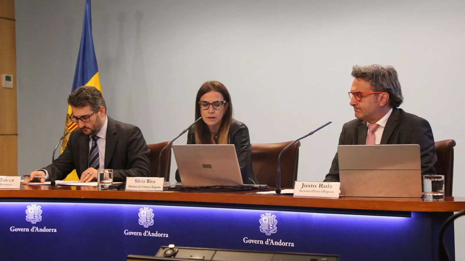 El ministre portaveu, Eric Jover, la ministra de Cultura i Esports, Sílvia Riva, i el secretari d'Estat d'Esports, Justo Ruiz, durant la roda de premsa posterior al consell de ministres. / M. P. (ANA)