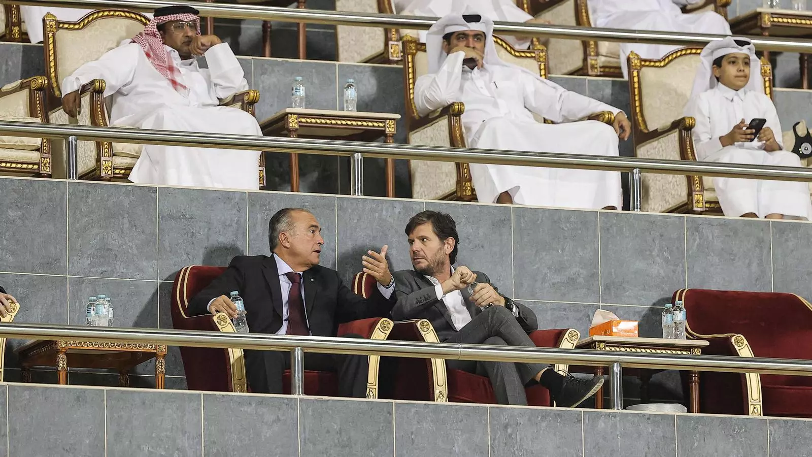Rafa Yuste i Mateu Alemany parlant a la llotja de l'Al-Gharafa Stadium de Doha.