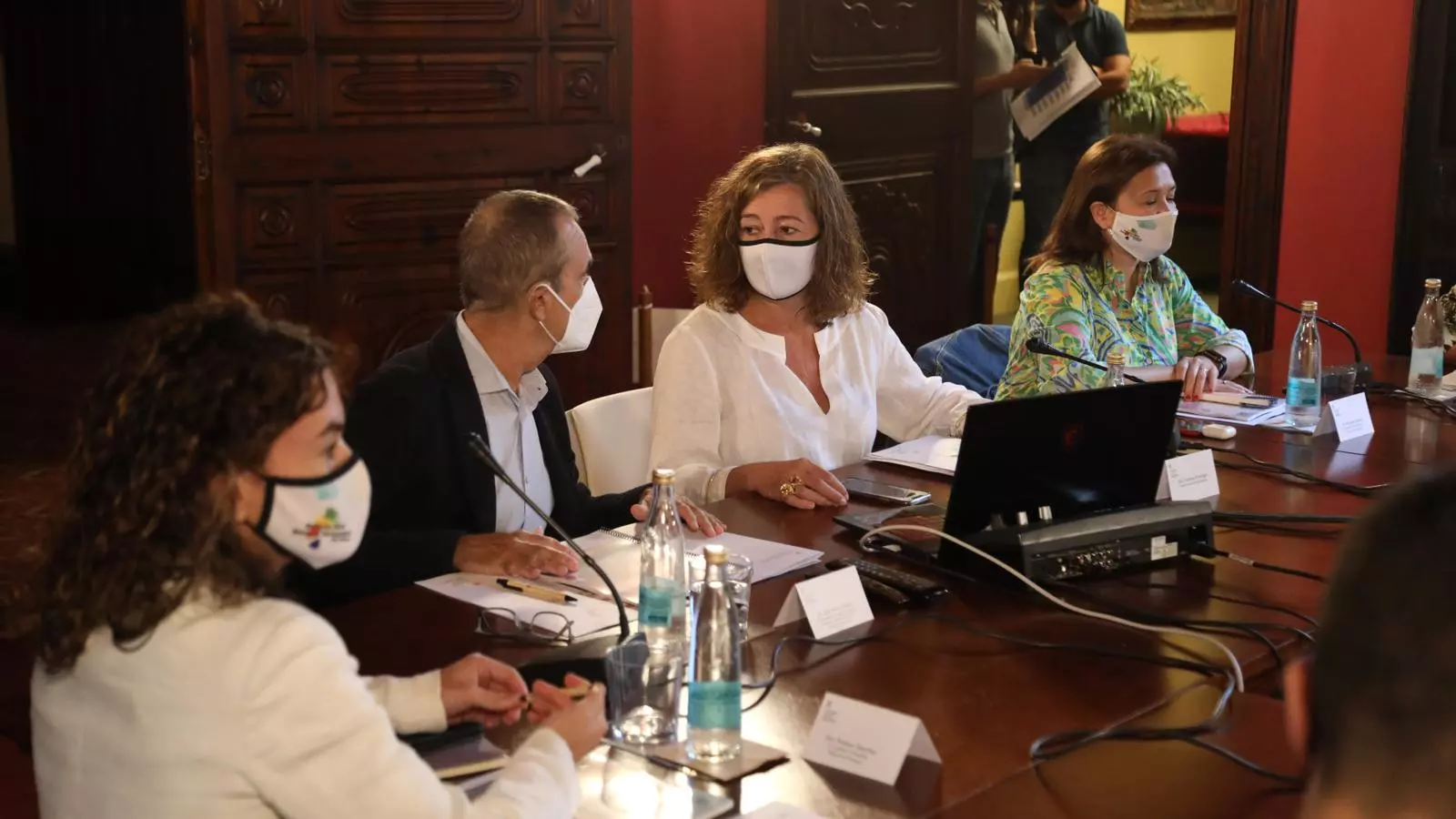 La presidenta del Govern, Francina Armengol, dialogant amb el vicepresident i conseller Juan Pedro Yllanes.